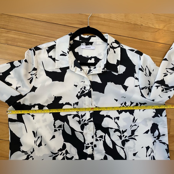 NWOT Ricki's Black and White Abstract Blouse - Picture 4 of 5